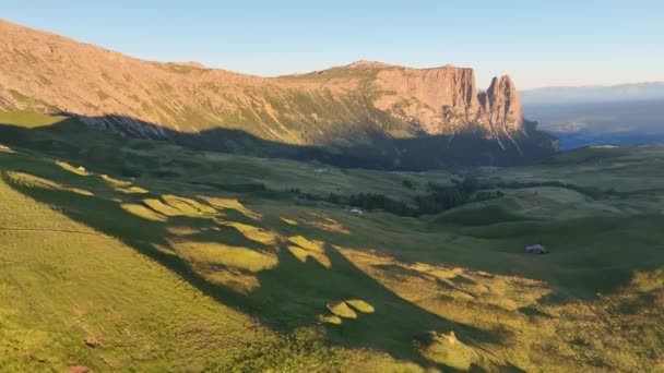 미티스 산맥에는 산봉우리 주위를 안개와 안개가자 언덕으로 — 비디오