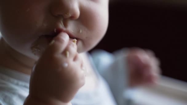 Schattig Baby Meisje Mollig Hand Eten Voedsel Kinderstoel — Stockvideo
