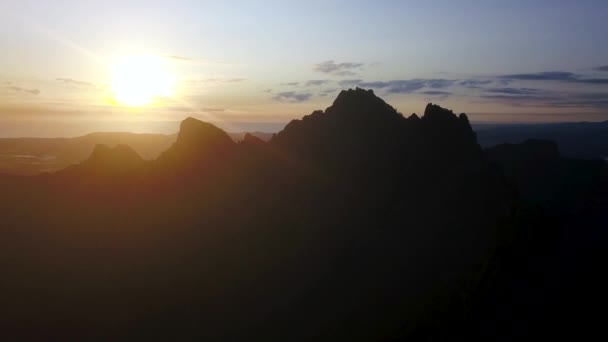 Сутінках Золотий Захід Сонця Пурпурові Хмари Виходили Скелястими Гірськими Вершинами — стокове відео