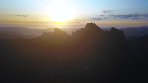 Uma Silhueta Panorâmica Cumes Montanha Pôr Sol Mostra Objeto Carrapato — Vídeo de Stock