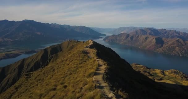 Skjuta Framåt Drönare Skott Över Toppen Roys Peak Nya Zeeland — Stockvideo