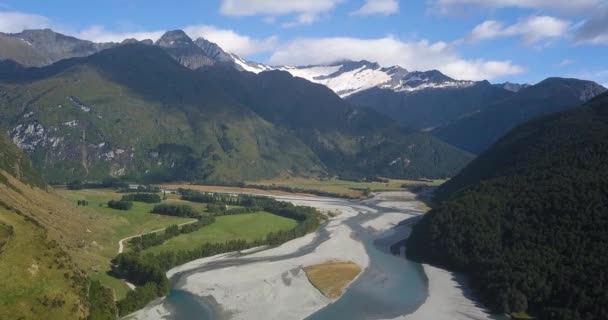 Flyger Över Djup Dal Nya Zeeland Ovanför Smältande Frusen Flod — Stockvideo