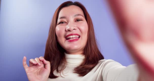 Юна Азіатська Красуня Яка Говорить Відео Посміхається Махає Ізольовано Фіолетовому — стокове відео