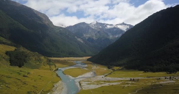 新西兰一个深谷的一条河流向雪峰的方向飞去 俯瞰着前方的天空 — 图库视频影像