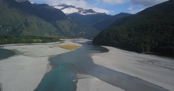 Foto Ascendente Río Helado Descongelándose Día Soleado Con Glaciar Cubierto — Vídeos de Stock