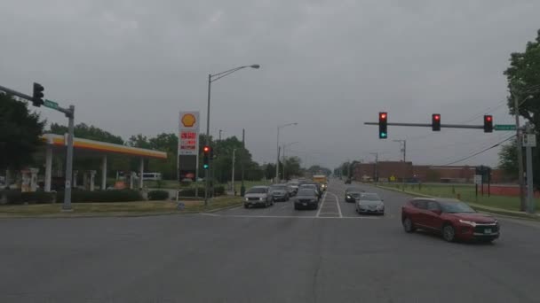 Pontos Camionista Virar Esquerda Semáforo Com Posto Gasolina Fundo Chicago — Vídeo de Stock