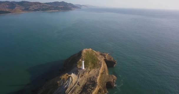Tiro Dron Ascendente Faro Encaramado Parte Superior Acantilado Que Mira — Vídeos de Stock