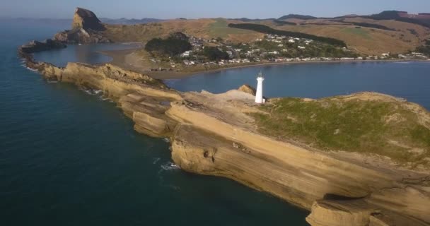 在悬崖上有一座白色灯塔的城堡角的远端逆向航景 — 图库视频影像