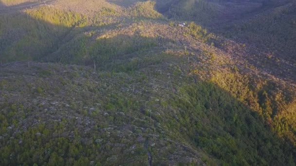 Langs Een Kronkelende Weg Een Berg Naar Een Afgelegen Huis — Stockvideo