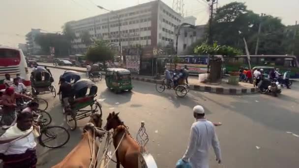 Przewóz Konny Zatrzymany Dużym Ruchu Miasta Dhaka Widok Pov — Wideo stockowe