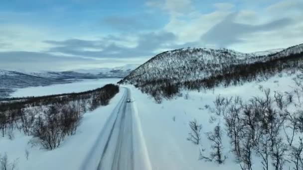 Luchtfoto Een Auto Poolwildernis Van Enontekio Finland — Stockvideo