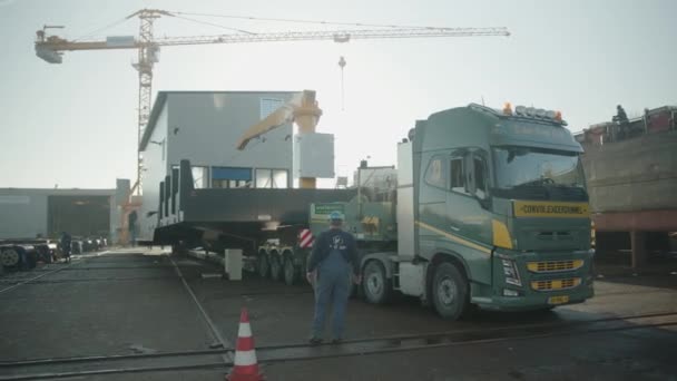 Hombre Supervisando Camión Moviendo Barco Nueva Construcción Puerto — Vídeos de Stock