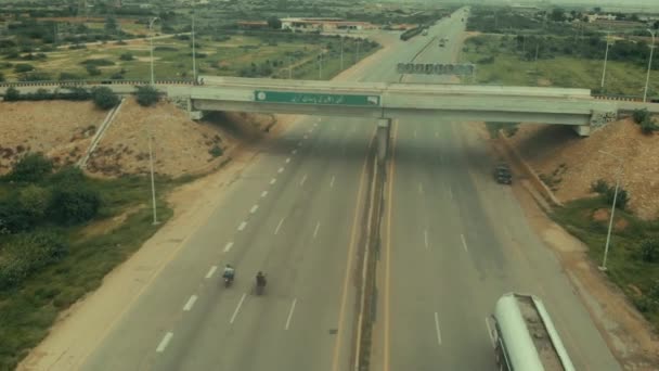 Aerial Flying Overpass Karachi Motorway Inglés Dolly Forward Establecimiento Shot — Vídeo de stock