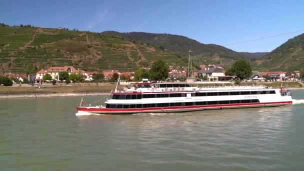 奥地利瓦豪多瑙河上观光游轮慢镜头 — 图库视频影像