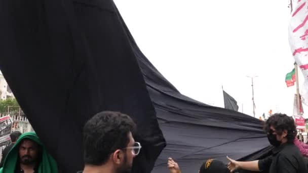 People Unfurling Large Black Fabric Parade Muharram Karachi Slow Motion — Stock Video