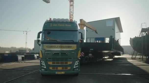 Lastbil Med Stor Båd Lastet Flatbed Langsomt Flytte Den Havnen – Stock-video