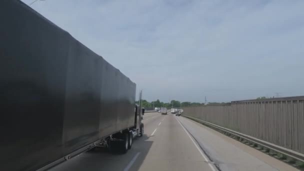 Camionneur Pov Conduisant Sur Autoroute Autre Camion Passe Devant Lui — Video