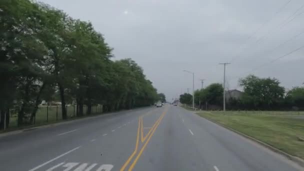 Pov 구름낀 날씨에서 조심스럽게 운전하는 — 비디오