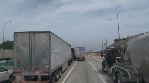 Pov Tiro Caminhão Dirigindo Entre Outros Caminhões Chicago Illinois — Vídeo de Stock