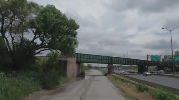 Pov Jazda Ciężarówką Pod Mostem Spacerowym Chicago Illinois — Wideo stockowe