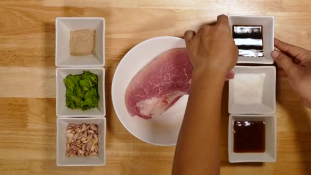 Hombre Preparar Mano Ajustar Cerdo Tazón Ingredientes Orden Mesa Madera — Vídeos de Stock