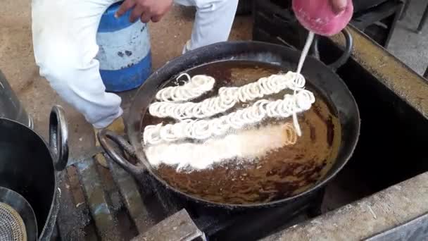 Indyjski Męska Ręka Robi Jalebi Tradycyjny Indyjski Smażony Słodki Deser — Wideo stockowe