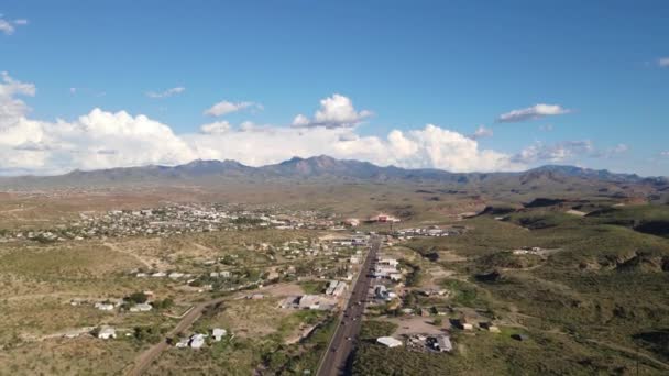 Drone Snelweg Kingman Arizona Licht Verkeer Met Bergen Achtergrond Grote — Stockvideo