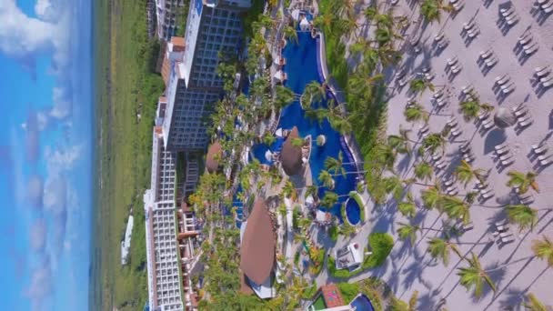 Tropiska Palmer White Sand Beach Framför Hyatt Ziva Cancun Resort — Stockvideo