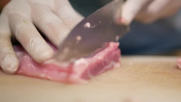 Mão Com Luva Use Faca Para Cortar Lombo Porco Pedaços — Vídeo de Stock