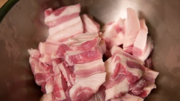 在金属搅拌碗中加入生猪肚皮 近距离搅拌 — 图库视频影像