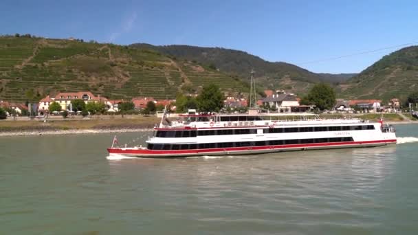 Panning Shot Wachau Cruise Danube River — Stock Video