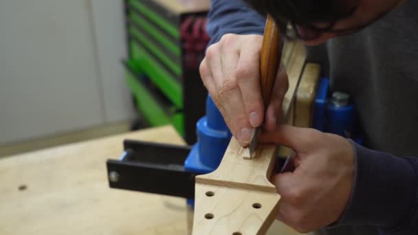 Luthier Rzeźbienie Szczegóły Szyi Gitary Dla Ręcznie Wykonanego Instrumentu Truck — Wideo stockowe