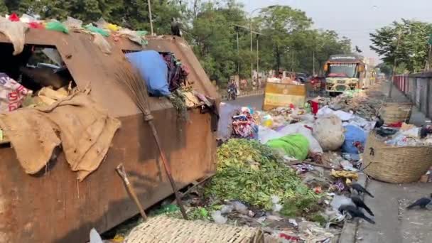 Camino Lado Cubierto Pilas Basura Ciudad Dhaka Vista Mano — Vídeo de stock