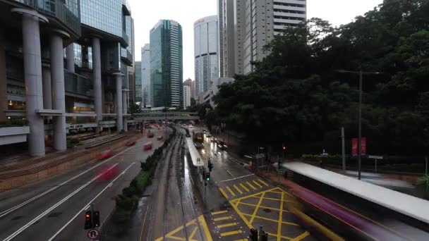 Snabb Trafik Centrala Hongkong Medan Det Regnar Tiden Går — Stockvideo