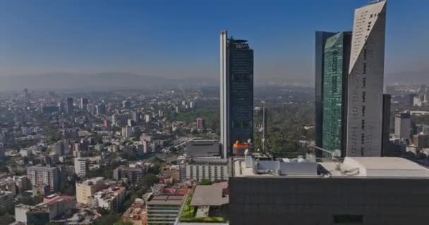 墨西哥城Aerial V47电影无人驾驶飞机飞越华雷斯社区的Reforma Diana公司大楼朝向城市的Bosque Chapultepec公园 与Mavic Cine合影 2021年12月 — 图库视频影像