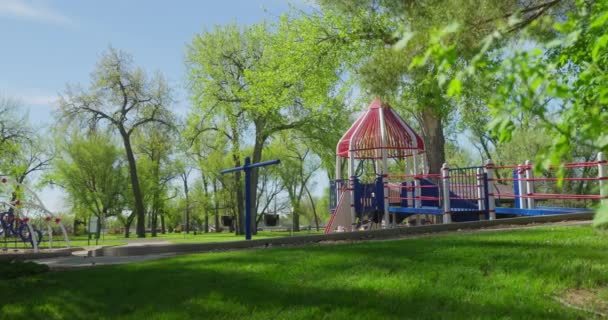 Färgglada Lekplats Utrustning Tom Sertoma Park Bismarck North Dakota Bred — Stockvideo