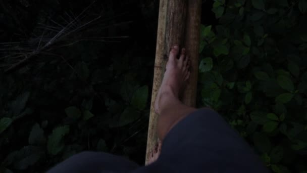 Pov Ludzkich Stóp Powoli Przemierzając Wąski Most Bambusowych Drzew Dżungli — Wideo stockowe