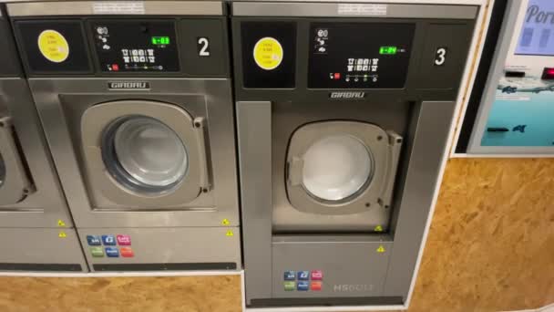 Ticari Çamaşır Makinelerinin Çalışır Halde Görüntüsü Biraz Dengesiz Bir Dönüş — Stok video