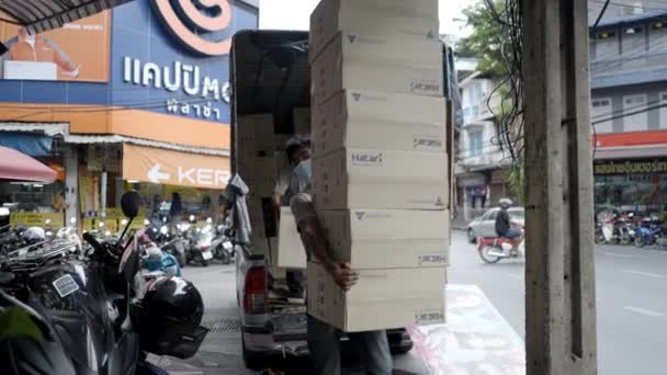 Delivery Man Lleva Cajas Mercancía Camión Puesto Chinatown Bangkok Tailandia — Vídeos de Stock