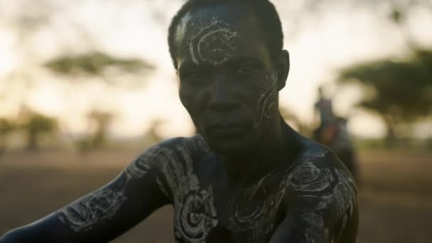 Een Portret Van Een Karo Tribe Man Met Traditionele Body — Stockvideo