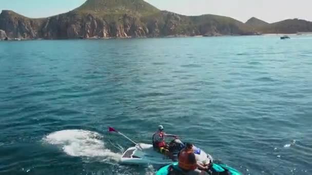 Lidé Užívají Jízdu Vodních Skútrech Blízkosti Cabo San Lucas Šplouchání — Stock video