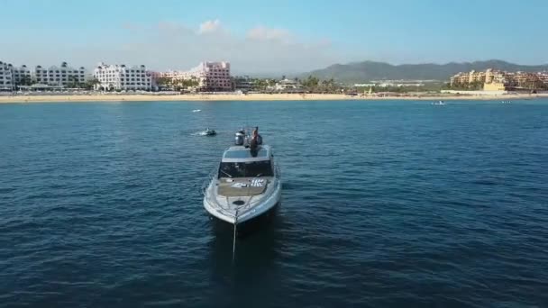 Groupe Amis Profitant Yacht Luxe Milieu Mer Beau Paysage Cabo — Video