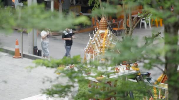 Thai Spirit House Santuário Phra Phum Canto Sombrio Chinatown Bangkok — Vídeo de Stock
