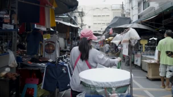 バンコクのチャイナタウンで伝統的な食べ物を売りながら自転車を押すアジアのベンダー 流行の脅威の中でタイ スローモーション — ストック動画