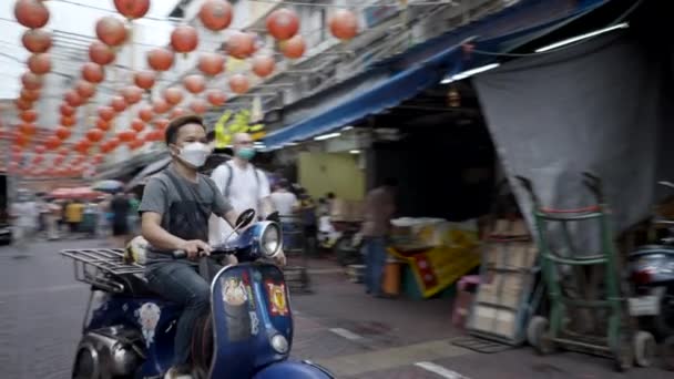 Thai Motorcyclist Driving Busy Market Street Chinatown Bangkok Tailândia Meio — Vídeo de Stock