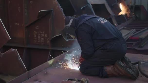Trabajador Construcción Metal Está Soldando Suelo Una Reparación Astillero — Vídeos de Stock