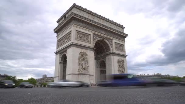 法国巴黎的胜利胜利胜利凯旋拱门时间飞逝超长曝光视频 宽阔的低视角 巴黎的交通街道模糊了汽车的城市场景 — 图库视频影像