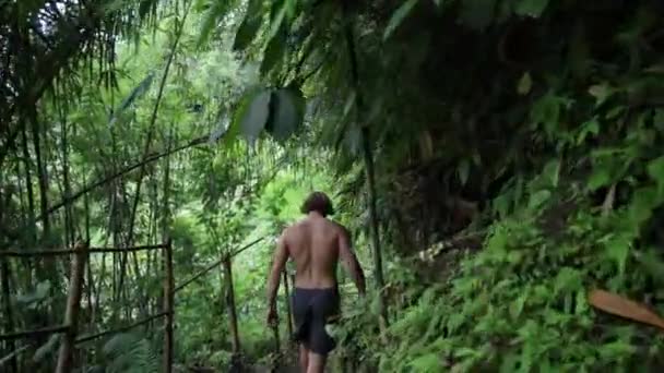 Pohledným Mužem Kráčejícím Horské Stezce Džungli Bali Indonésie — Stock video