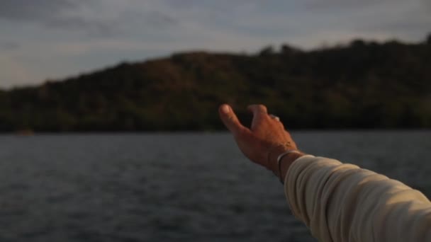 Pov Mans Hand Sträcker Sig Till Tropisk Medan Seglar Båt — Stockvideo