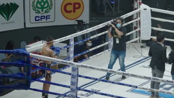 Kamerzysta Strzelający Muay Thai Fighter Stojący Rogu Pierścienia Bokserskiego Uderzający — Wideo stockowe